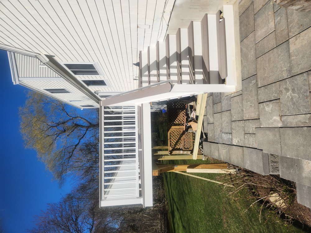 New Timbertech Slate Grey decking & stairs with Beacon Hill Flagstone pavers & New Timbertech white composite baluster railing with Slate Grey Drink rail top